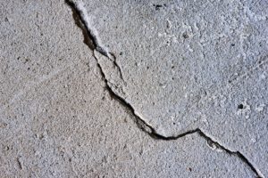 Fotografía de una grieta en un piso de cemento. 