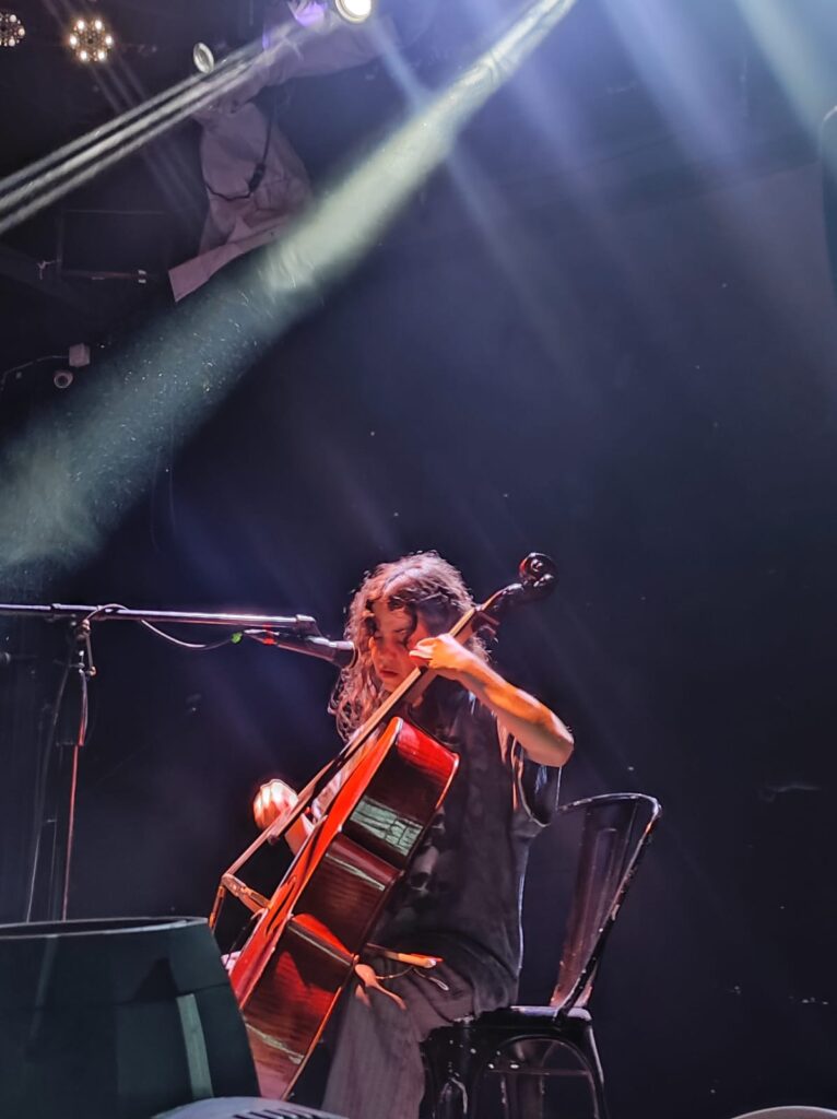 Mabe Fratti y su cello