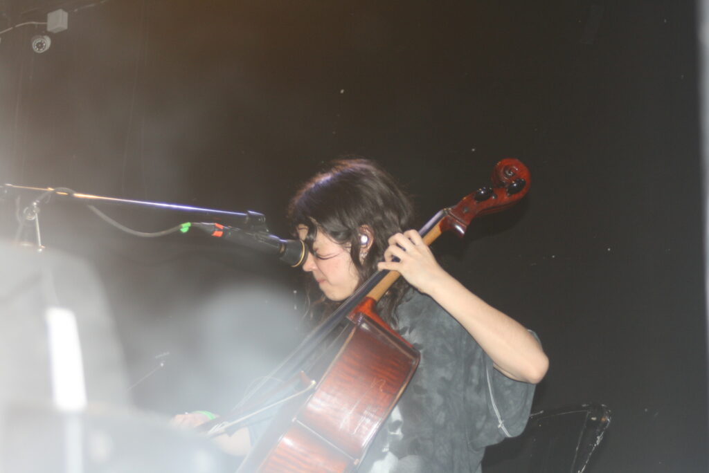 Mabe Fratti y su cello en close up