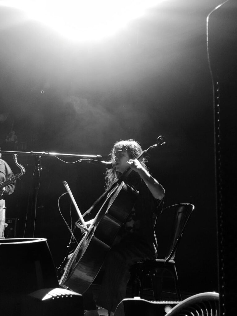 Mabe Fratti y su cello en blanco y negro