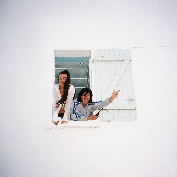 Hinds dúo foto en una ventana , ambas sonriendo 