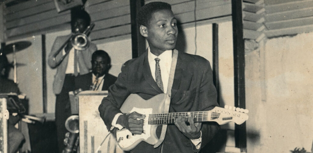 Ebo Taylor con su guitarra en blanco y negro 